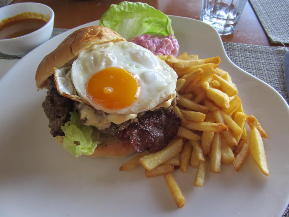 Hamburguesa con queso y papas